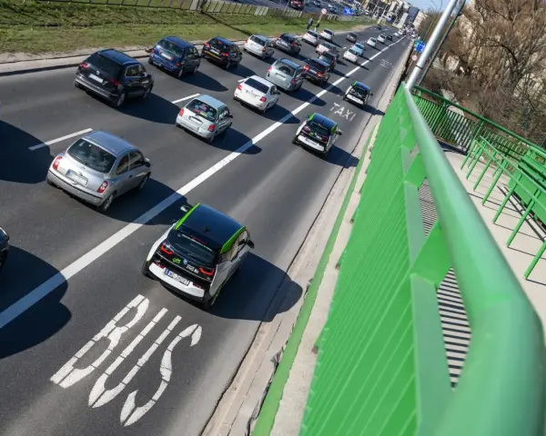 Na buspasie jedzie samochód elektryczny, pokazując, czy samochody elektryczne mogą jeździć buspasem.