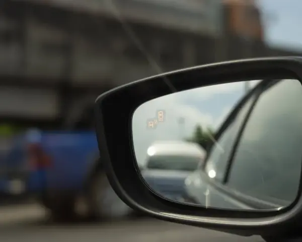 W lusterku bocznym widoczny symbol ostrzegawczy. Asystent kąta martwego nieaktywny.