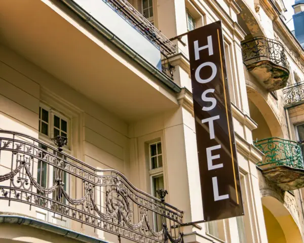 Nocleg w hostelu: Co musisz wiedzieć, zanim zarezerwujesz?