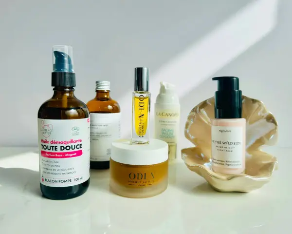 Routine peau sèche : huile démaquillante, brume hydratante, baume de nuit et masque au miel pour une peau nourrie et apaisée.