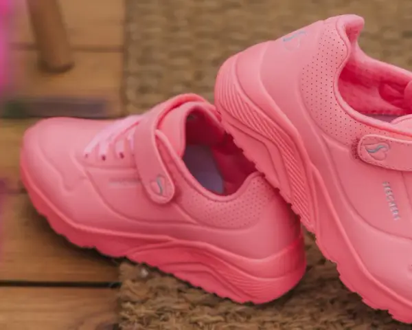 Różowe buty Skechers na rzepy, idealne buty na prezent dla małej damy.