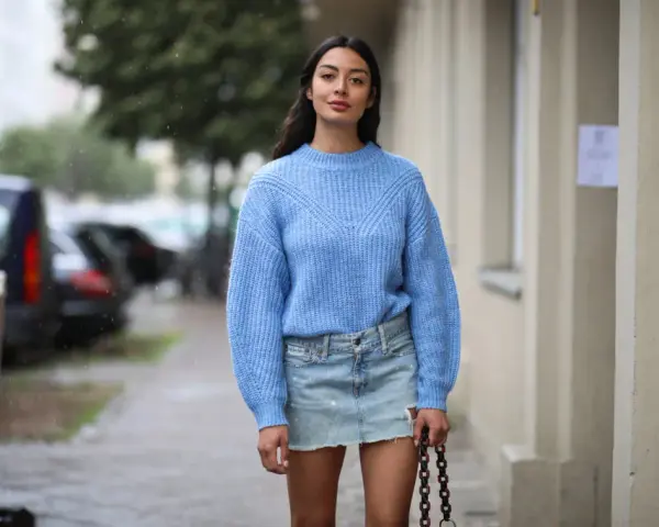 Jak dobrać bluzkę do jeansowej spódnicy? Porady stylistki