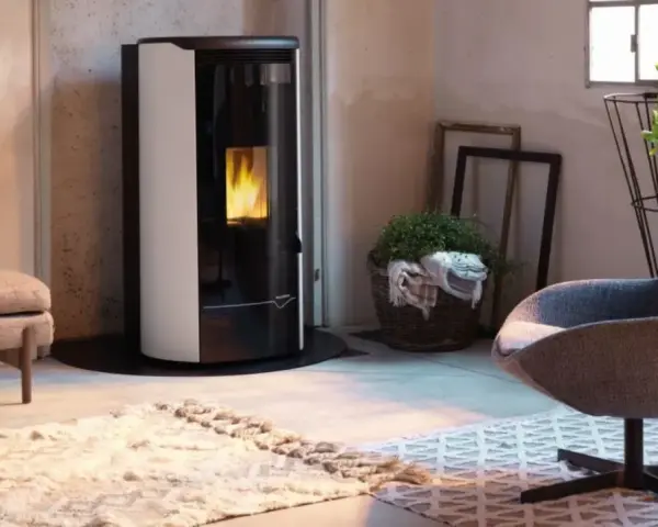 Stufa a pellet moderna con fiamme vive. La presa aria stufa pellet obbligatoria è integrata nel design elegante.