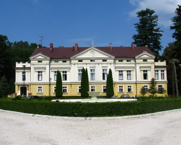 Pałac w Sasinie z fontanną i ogrodem.