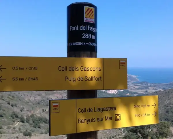 Panneau indicateur du GR10 près de Banyuls sur Mer. Le sentier mène à Coll dels Gascons, Puig de Sallfort et Coll de Llagastera.