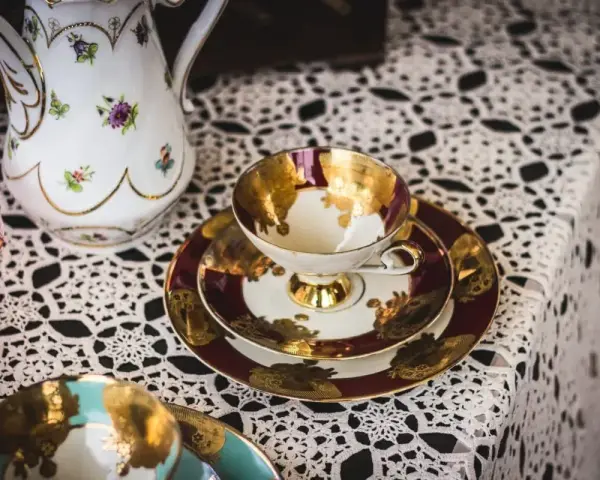 Elegancka porcelana, filiżanki i dzbanek ozdobione złotem i kwiatami. Idealne pamiątki, by poczuć klimat Austrii. Co przywieźć z Austrii? Takie cuda!