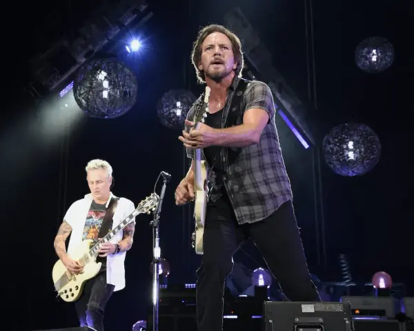 Eddie Vedder et Mike McCready, membres de Pearl Jam, jouent sur scène sous des sphères lumineuses.