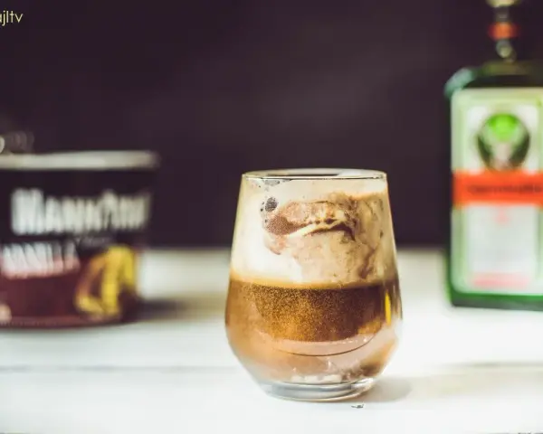 Pyszny drink z Jägermeisterem i lodami waniliowymi. Idealny na wieczór.