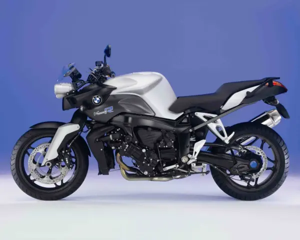 Srebrno-czarny motocykl BMW K 1200 R z niebieskimi akcentami, gotowy do dynamicznej jazdy.