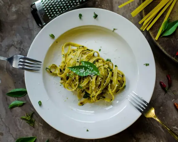 Jakie sery do spaghetti zamiast parmezanu? Odkryj smaczne zamienniki