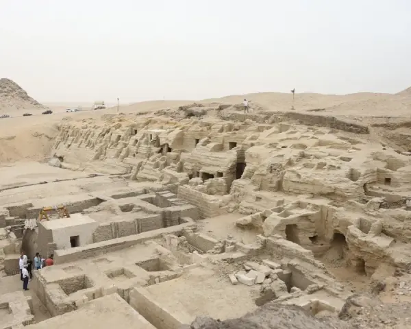 Site de fouilles en Égypte, une découverte archéologique majeure révèle des structures anciennes dans le sable.