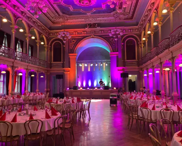 Elegancka sala balowa z oświetleniem tworzącym nastrój. Zastanawiasz się, ile kosztuje wynajęcie profesjonalnego dekoratora światłem na event?