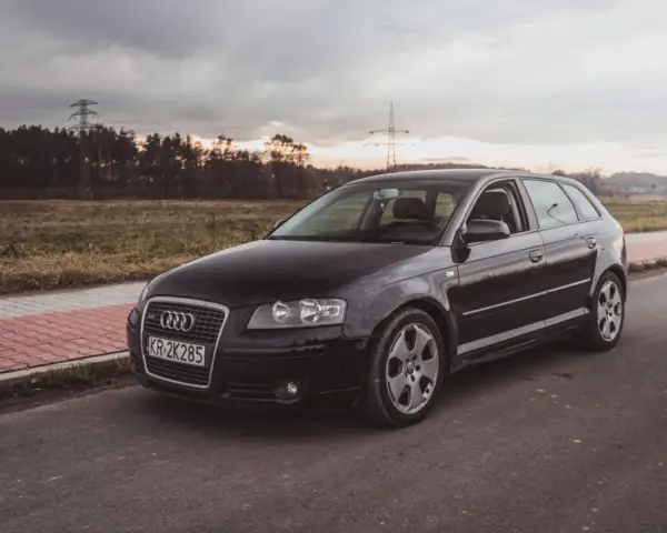 Czarne Audi A3 8P 2.0 TDI na tle zachodzącego słońca. Zastanawiasz się, audi a3 8p 2.0 tdi ile oleju?
