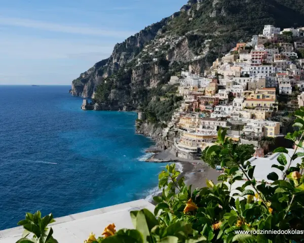 Positano, perła Wybrzeża Amalfi. Zobacz, jak kolorowe domy wspinają się po zboczu, a turkusowe morze lśni w słońcu.