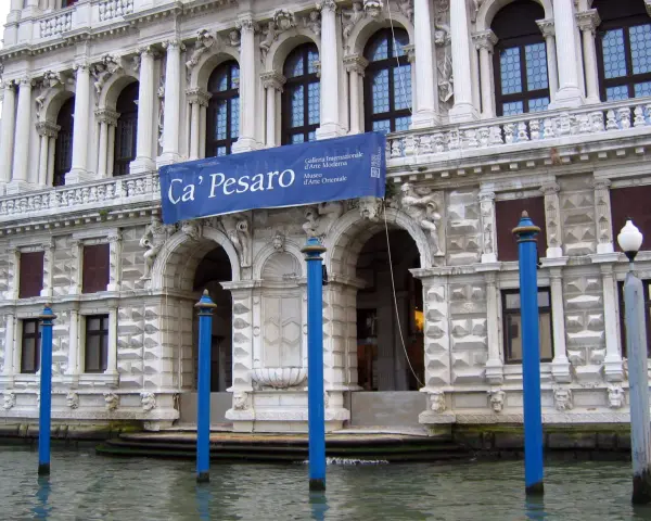 Ca' Pesaro, un palazzo veneziano, ospita la Galleria Internazionale d'Arte Moderna e il Museo d'Arte Orientale.