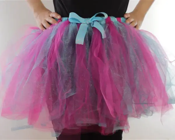Jolie jupe tutu adulte rose et bleu, avec un nœud. Pour un tel volume, combien de mètre de tulle pour faire un tutu adulte ?