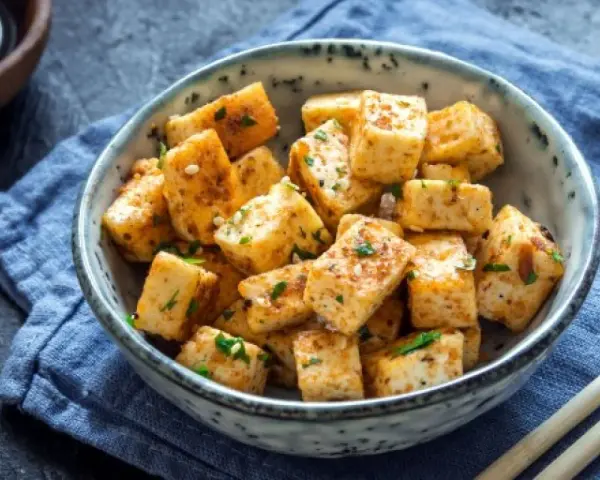 Chrupiące kostki tofu, posypane ziołami, idealne do wielu przepisów. Pyszna i zdrowa przekąska.