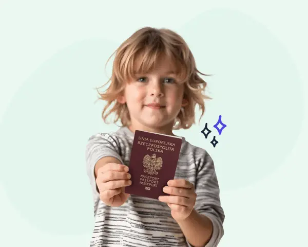 Uśmiechnięty chłopiec trzyma polski paszport. Wkrótce będzie mógł złożyć wniosek o paszport online dla dziecka.