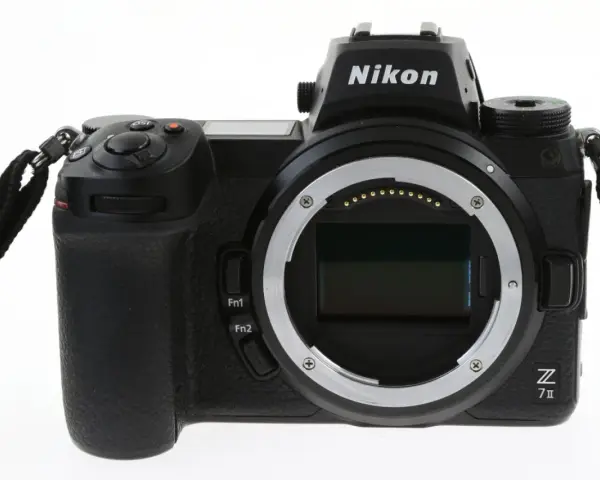 Czarny aparat Nikon Z7 III z obiektywem bez obiektywu, widoczny z przodu, z paskiem na nadgarstek.