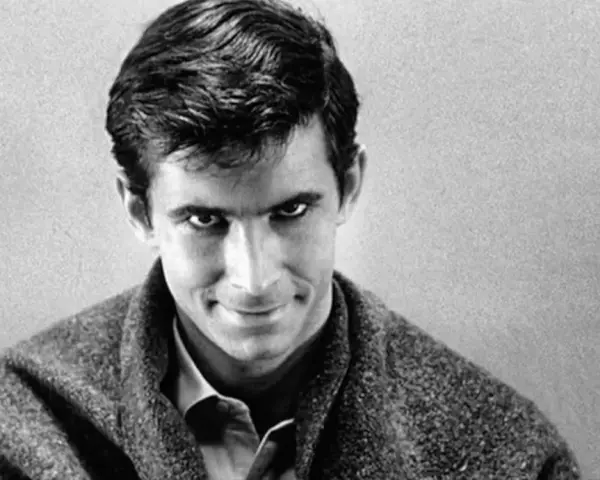Primo piano di un uomo con un'espressione inquietante, un'icona del cinema psycho di Gus Van Sant.