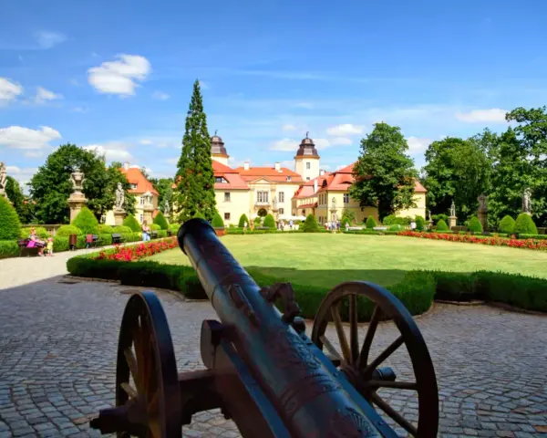 Działo na brukowanym dziedzińcu przed pałacem w Książańskim Parku Krajobrazowym.