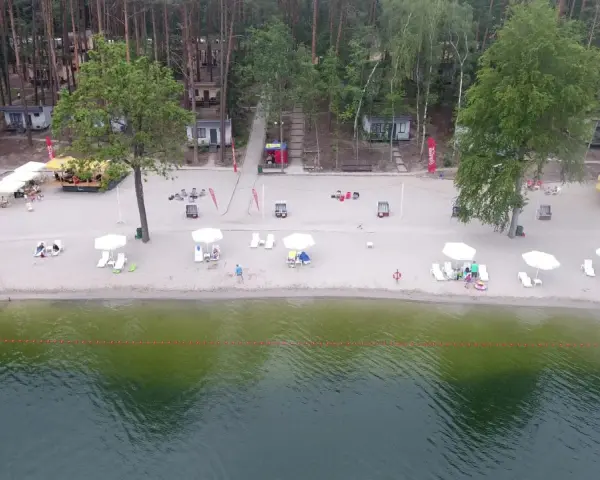 Plaża z domkami i barem nad jeziorem, idealne miejsce na magic camping Lubniewice.