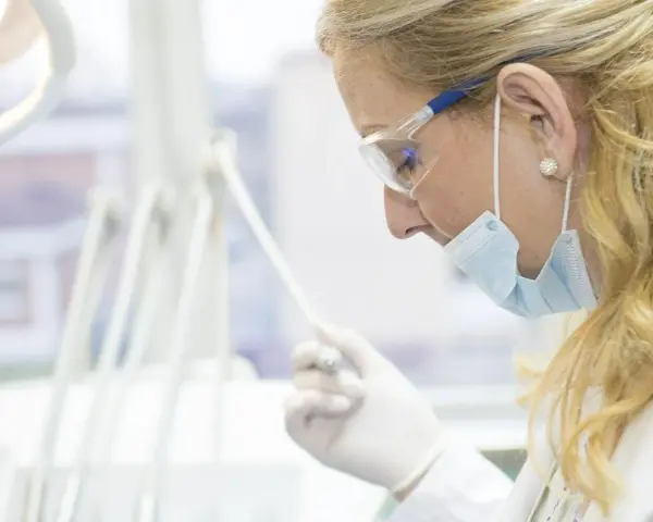 Gdzie wyrwać zęba w Łodzi na NFZ - łatwe i bezpłatne opcje dentystyczne