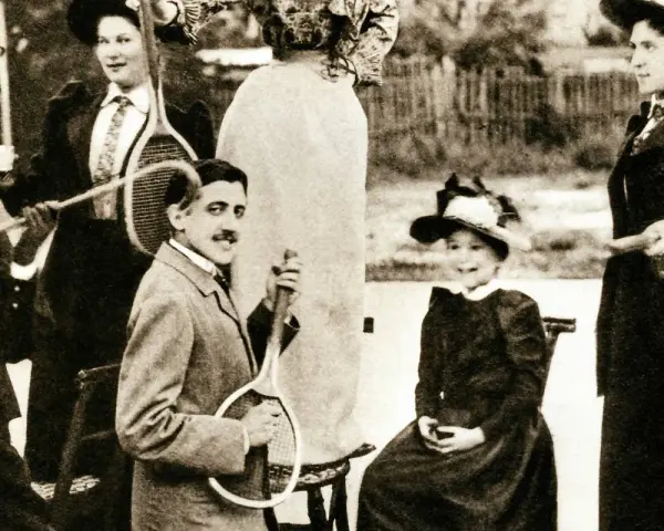 Grupa osób w strojach z epoki fin de siècle pozuje z rakietami tenisowymi.