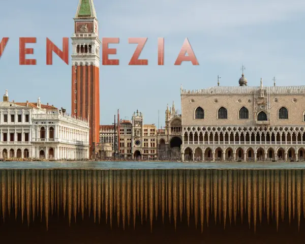 Venezia vista dall'acqua, con un'illusione ottica che mostra cosa c'è sotto Venezia: un abisso di pali di legno.