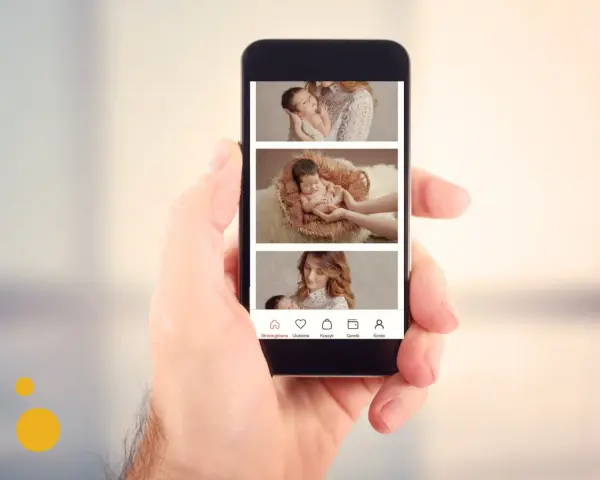 Dłoń trzyma smartfon z galerią zdjęć noworodków. Dowiedz się, jak utworzyć link ze zdjęciami, przeglądając te urocze fotografie.