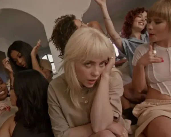 Billie Eilish w otoczeniu przyjaciółek, jakby zastanawiała się "what was i made for?".