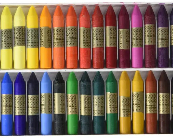 Ceras Manley de colores variados en una caja, dispuestas en dos filas.