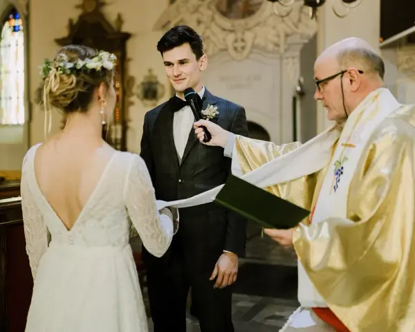 Kiedy do księdza przed ślubem? Ważne terminy i dokumenty do przygotowania