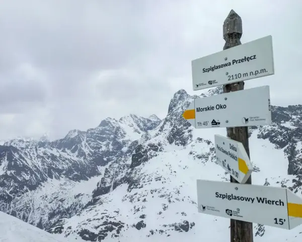 Zimowy krajobraz Tatr z drogowskazami na Szpiglasową Przełęcz, Morskie Oko i Szpiglasowy Wierch.