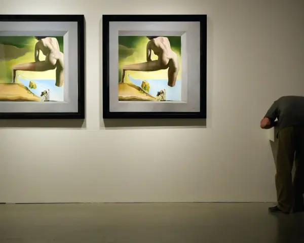 Deux tableaux surréalistes de style dali gala, avec une figure humaine penchée, observant une œuvre.