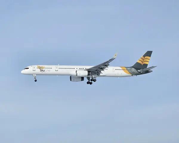 Samolot linii Skyline Express Airlines w locie. Czy warto zaufać ich opiniom?