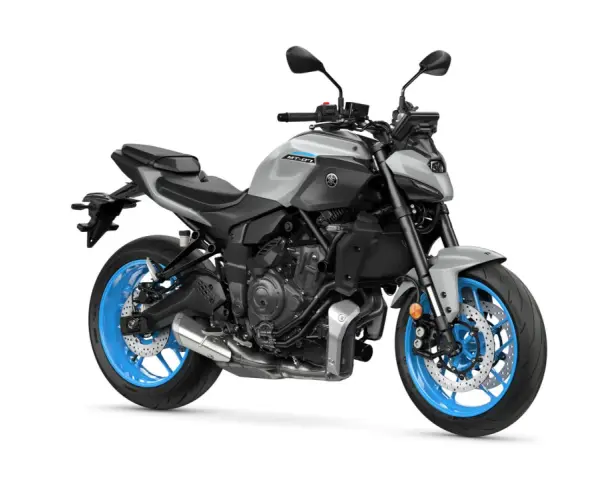 Szary motocykl Yamaha MT-07 z niebieskimi felgami. Poznaj jego yamaha mt-07 dane techniczne i poczuj moc!
