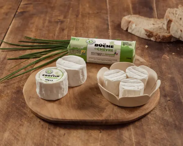 Fromages de chèvre bio : un crottin et une bûche. La "pression" c'est quoi ? C'est l'engagement pour une bio exigeante.
