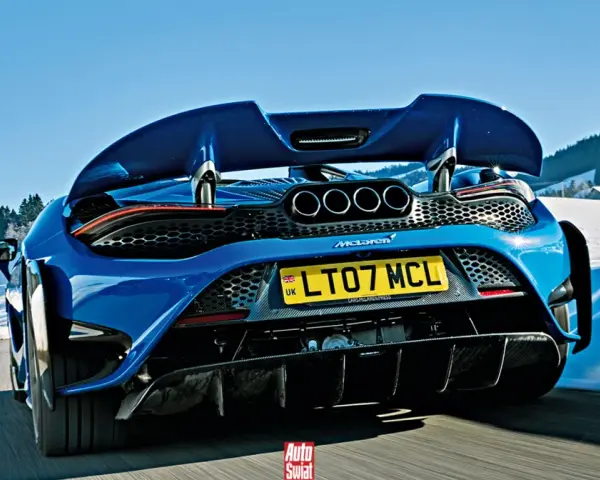 Niebieski McLaren 765LT z czterema końcówkami wydechu pędzi po ośnieżonej drodze w górach.