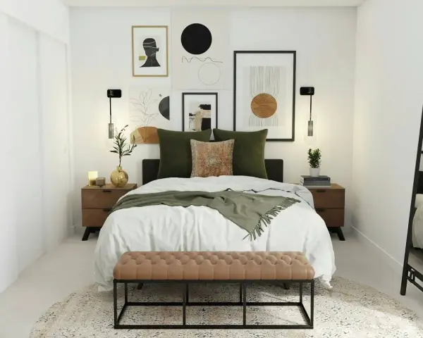 Elegante decoracion habitacion matrimonio con cama blanca, cojines verdes y banco de piel. Arte abstracto en la pared.