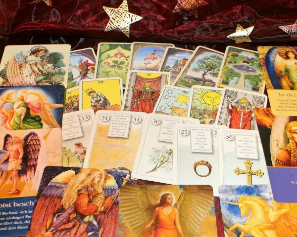 Tarot y oráculo: cartas con ángeles y símbolos místicos. Una guía visual para la diferencia entre oráculo y tarot.