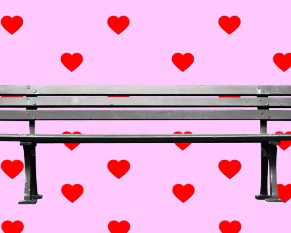 Ławka w parku, otoczona różowymi serduszkami. Idealne miejsce na romantyczne benching.