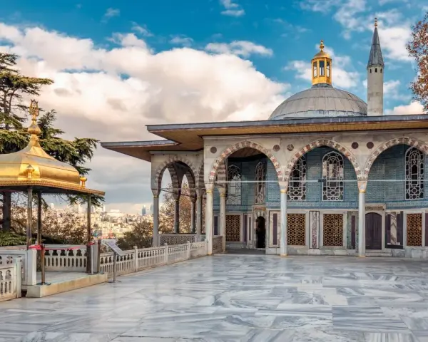 Złota altana i pałac z mozaikami, widok na Stambuł. W tle widać minaret, przypominający o bogatej historii Hagia Sophia.