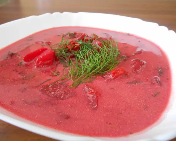 Pyszna zupa z botwiny z ziemniakami, ozdobiona świeżym koperkiem. Idealna na letni obiad.