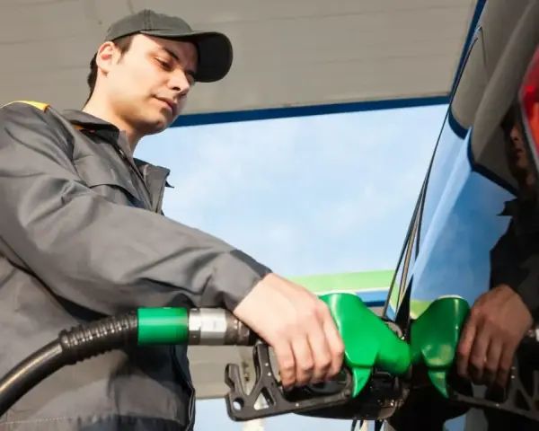 Pracownik Orlenu tankuje auto. Ciekawe, ile zarabia pracownik Orlenu za taką pracę.