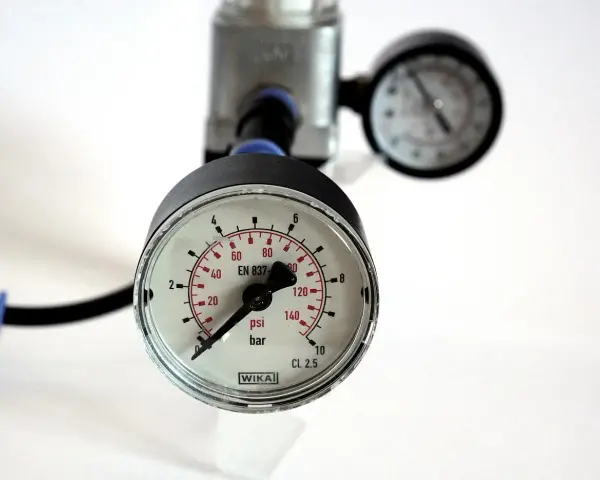Próba szczelności instalacji wodnej powietrzem. Dwa manometry WIKA pokazują ciśnienie.
