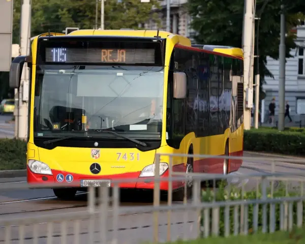 Ile naprawdę zarabia kierowca autokaru w Polsce? Pełna analiza.