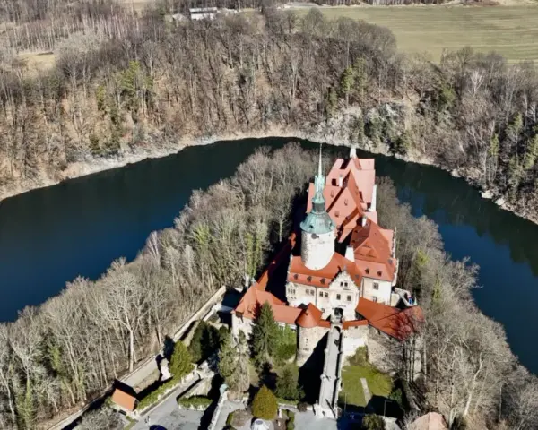 Zamek Czocha, malowniczo położony nad zakolem rzeki, oferuje niezapomniane atrakcje. Otoczony lasem, zachwyca architekturą i historią.