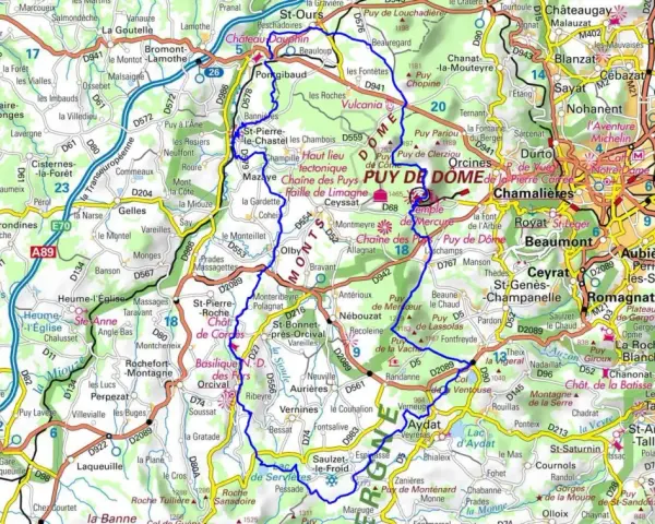 Carte routière du Puy de Dôme, avec le GR 441 en bleu. La route A89 traverse la zone.
