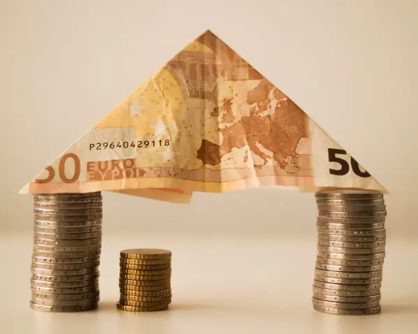 Dom z banknotu 50 euro i monet. Symbolizuje, kiedy umowa pożyczki jest nieważna, a pieniądze mogą się rozpłynąć.